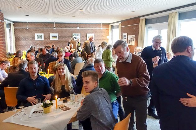 Lockere Stimmung, fröhliche Begrüßung beim Neujahrsbrunch im Haus des Gastes