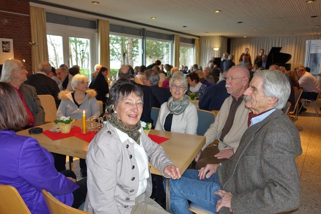 Gemütliche Runde: Künstlerin Kitty Bredahl mit Ehemann und Freunden beim Neujahrsbrunch