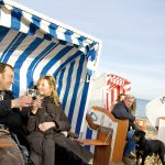 Warm eingepackt im Strandkorb genießen die Gäste beim Beach Dining Spezialitäten der örtlichen Gastronomie bei frischer Seebrise