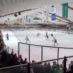 Spannung in der Halle: beim Eishockeyspiel treffen sich sportbegeisterte Timmendorfer und viel Gäste