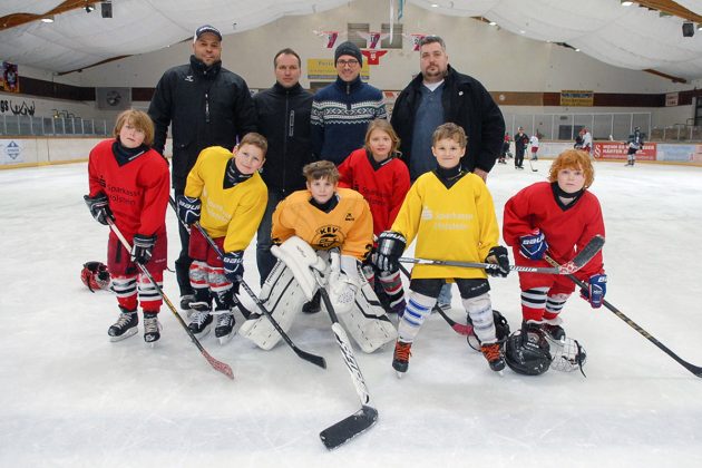 Timmendorfer Eishockey-Kids und ihre Trainer hoffen auf ein Ergebnis, das die Zukunft der beliebten Eishalle sichert. (Foto: Susanne Dittmann)