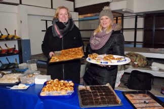 Köstlich und selbst gebacken: Kuchenbuffet von den Spieler-Müttern für die Gäste präsentieren hier Diana Ahrens und Sandra Rogatty (Foto: S. Dittmann)