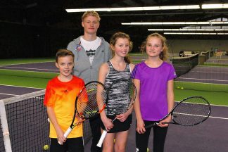 "Die Halle muss bleiben": Tennis-Talent Anton Sommerwerk (hinten) mit Jonas, Greta und Mira (v.l.) (Foto: S. Dittmann)