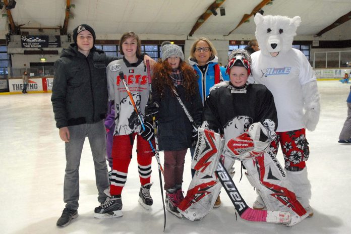 Gruppenbild mit Eisbär Timmy: Sabine Jensen (l. neben Timmy) und Torwart-Tochter Liv mit dem engagierten Eishockey-Nachwuchs (Foto: S. Dittmann)