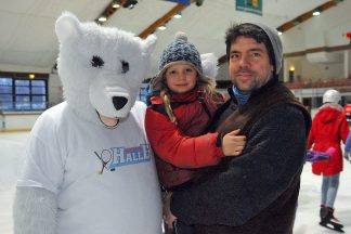 Trio on Ice: Eisbär Timmy mit Harm Kurse vom Gemeindejugendring und Tochter Levke (Foto: S. Dittmann)