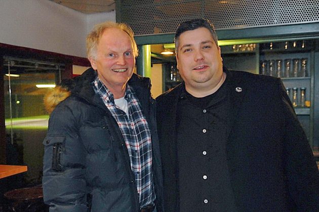 Dietmar Baumschäfer vom NTSV (links) und Dennis Sauerbrei vom Eishockeyclub betonten die besondere Bedeutung der Eishalle für die Timmendorfer Jugend (Foto: Susanne Dittmann)