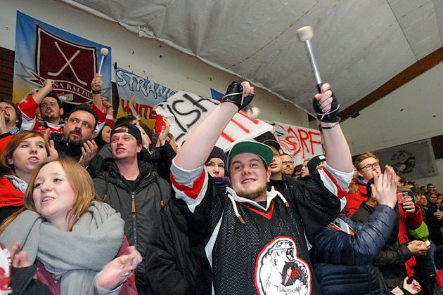 "Danke, Timmendorf", jubelten die Fans nach dem Bürgerentscheid in der prall gefüllten Eishalle (Foto: S. Dittmann)