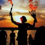 Flackernde Fackeln, magisches Licht: Beim Fackelfest am Niendorfer Strand leuchten bis zu acht Meter hohe Fichtenstämme