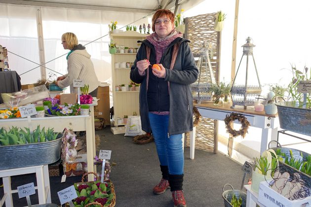 Das "Blumenwerk" ist durch Angelkia Willert vertreten, mit frischen Frühlingsblumen für jeden Anlass