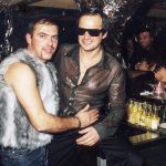 Manager Virgil (re) und ein „bäriger“ Besucher bei der&nbsp;Party