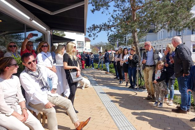 Spannung vor dem Fashion-Store: Hier startet gleich die Designer-Show