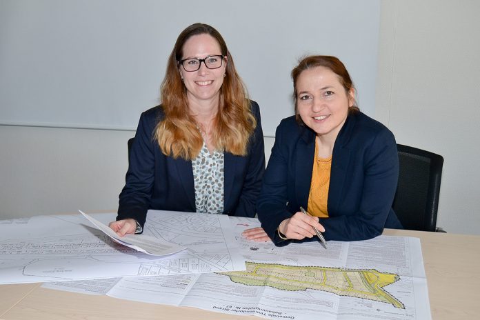 Bauamtsleiterin Meike Piechotta und Bürgermeisterin Hatice Kara mit dem Bebauungsplan der Blumenkoppel. © Katrin Gehrke