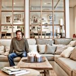 Til Schweiger im Loungebereich mit offenem Kamin © barefoot Hotel Anatol Kotte