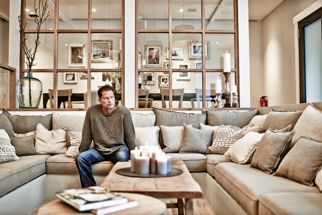 Til Schweiger im Loungebereich mit offenem Kamin © barefoot Hotel Anatol Kotte