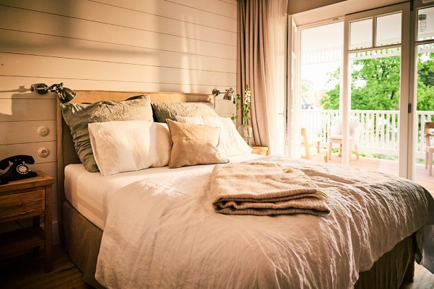 Hotelzimmer mit Coco-Mat-Bett aus Frankreich Â© barefoot Hotel Nikolaj Georgiew