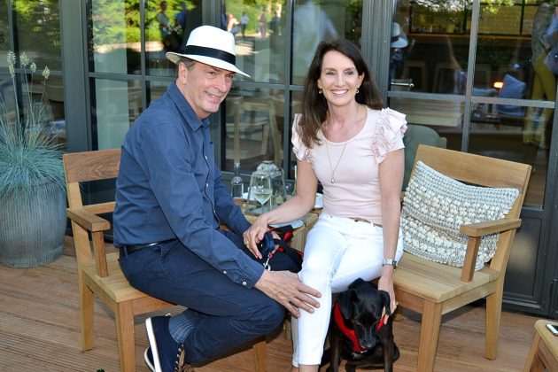 Schauspieler Herbert Knaup mit Frau und Hund © Katrin Gehrke