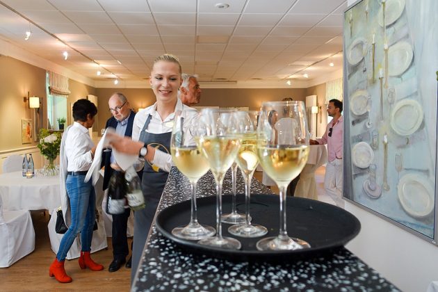 Ein Gläschen Prosecco, und schon sind alle in Partylaune