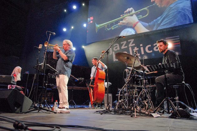 Nils Landgren gelingt es jedes Jahr aufs Neue, hervorragende Musiker auf die Bühne in Niendorf zu bringen; hier beim der JazzBaltica 2016