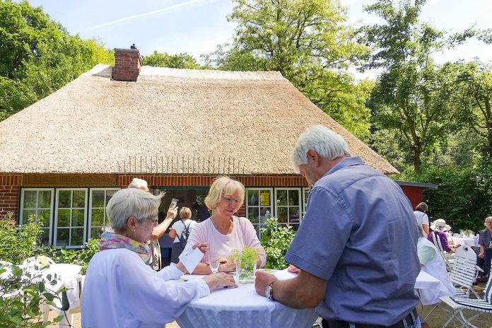 Reetdachhaus mit Tradition: Jubiläumsparty in der kleinen Waldschänke