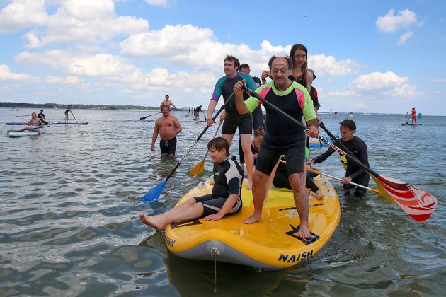 Hier ist die ganze Familie dabei: Stand Up Paddeln in der Ostsee (© Hoch Zwei)