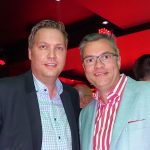 <span class="dquo">„</span>Wir haben’s geschafft“: Töns Haltermann (links, mit Partygast) freut sich über das gelungene Konzept