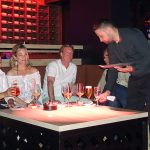 Stilvolle Einrichtung und coole Drinks: Partygäste beim Grand Opening