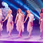 Maria Voscania mit Schwung und Girls im sexy Look © Susanne Dittmann