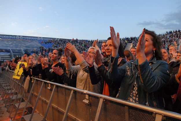 Ein Hoch auf uns: Beste Stimmung beim Bourani-Konzert am Timmendorfer Strand © Susanne Dittmann