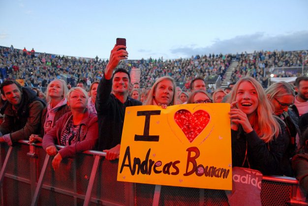 Begeisterte Fans in Sommerstimmung: die Mädchen hatten ihr Bourani-Bekenntnis auf einem Plakat mitgebracht © Susanne Dittmann