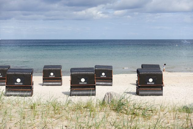 Edle Strandkörbe gehören zur perfekten Aus-stattung des Hauses: Sitzkomfort mit Stil und dem HAMPTONS-Logo am Scharbeutzer Strand