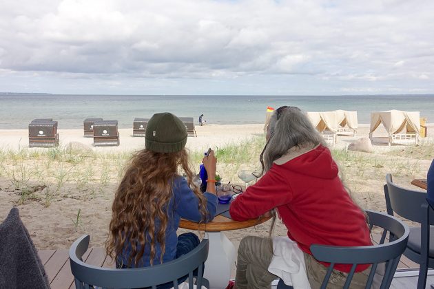 Einzigartig ist die Aussicht: auf den Plätzen zum Meer genießen Sie die frische Brise und die entspannte Atmosphäre am Strand