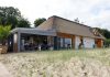 HAMPTONS: Ein Hauch von Luxus am Strand Das reetgedeckte Haus direkt an der Stranddüne wurde nach einjähriger Bauzeit eindrucksvoll gestaltet und lädt zum entspannten Klönen ein