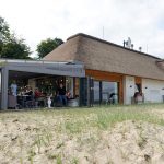 Das reetgedeckte Haus direkt an der Stranddüne wurde nach einjähriger Bauzeit eindrucksvoll gestaltet und lädt zum entspannten Klönen ein
