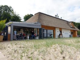 HAMPTONS: Ein Hauch von Luxus am Strand Das reetgedeckte Haus direkt an der Stranddüne wurde nach einjähriger Bauzeit eindrucksvoll gestaltet und lädt zum entspannten Klönen ein