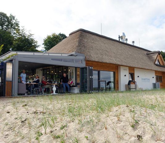HAMPTONS: Ein Hauch von Luxus am Strand Das reetgedeckte Haus direkt an der Stranddüne wurde nach einjähriger Bauzeit eindrucksvoll gestaltet und lädt zum entspannten Klönen ein