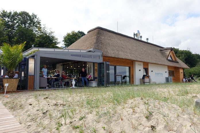 Das reetgedeckte Haus direkt an der Stranddüne wurde nach einjähriger Bauzeit eindrucksvoll gestaltet und lädt zum entspannten Klönen ein