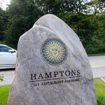Stilvoller Empfang: HAMPTONS-Gäste erinnern sich immer an den beschrifteten „Felsen“ an der Strandallee