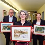 Mit Bildern aus vergangener Zeit: Bürgermeister Volker Owerien (li), Bürgermeisterin Hatice Kara und Archivleiterin Melanie Zühlke (vorn)