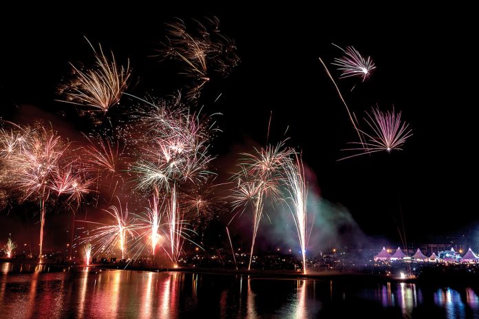 Ein grandioses Feuerwerk erhellt den Nachthimmel und sorgt für die richtige Stimmung zum Jahreswechsel bei Silvester on the Beach © TSNT / Torsten Vollbrecht