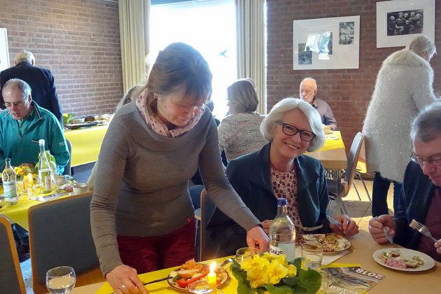 Kulinarischer Höhepunkt ist das Brunch-Buffet der Hobbyköche. Hier genießt Siv Fasterling mit Freunden die Köstlichkeiten.