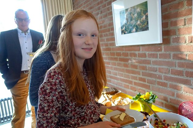 Auch die Jung-Pianistin Liana ließ es sich am Buffet gut schmecken.