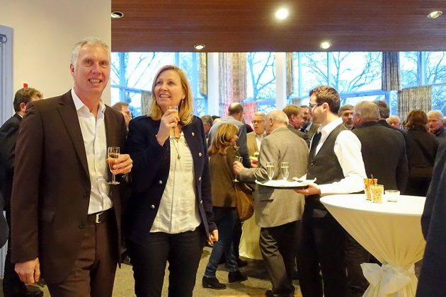 Ein Glas Sekt und Klönschnack im angenehmen Ambiente: gute Stimmung im Kurparkhaus