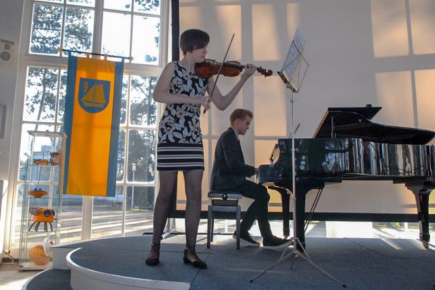 Klassik in der Trinkkurhalle: Felicitas Dwars (Geige) und Leonard Schwerdtfeger (Klavier) sorgten für die musikalische Einstimmung in der Trinkkurhalle © Susanne Dittmann