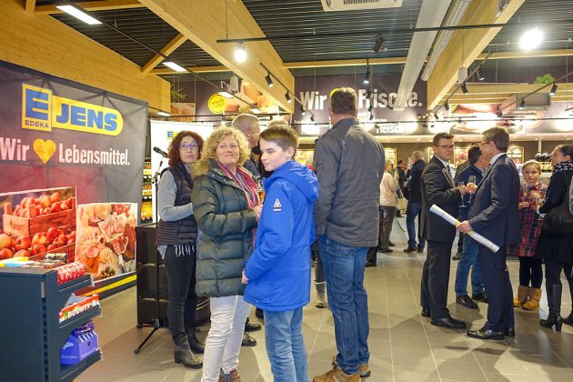 Rappelvoll war der EDEKA-Markt am Pre-Opening-Abend und erntete viel Bewunderung bei den Einheimischen