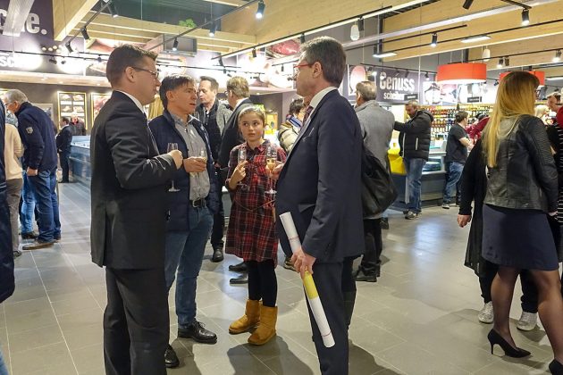 Klönschnack mit Sekt: Bei der Premiere trafen sich Niendorfer Nachbarn, Geschäftsleute, Politiker in freundlichem Ambiente