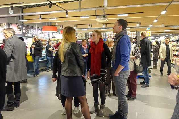 Treffpunkte kleiner Gruppen gab es viele bei der Premiere im EDEKA-Markt - und es gab ja auch ein ganz aktuelles Gesprächsthema