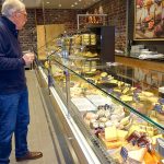 Daran kann man doch nicht vorbeigehen: Das Käsebuffet im EDEKA-Markt Jens begeistert die Feinschmecker