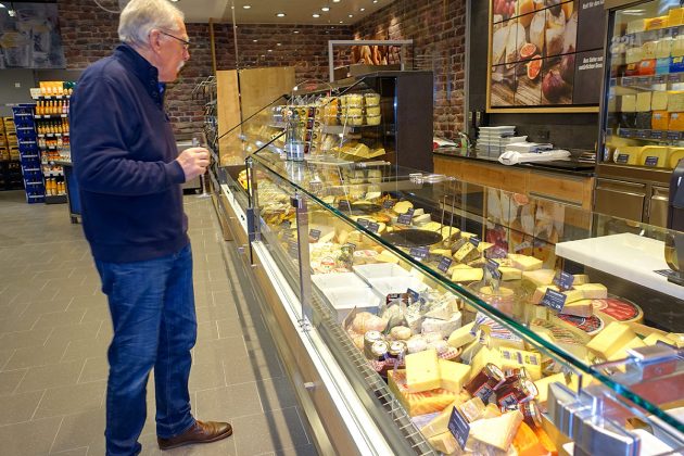 Daran kann man doch nicht vorbeigehen: Das Käsebuffet im EDEKA-Markt Jens begeistert die Feinschmecker