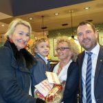 Ulrike Dahl von Karls Erlebnishof hat der Familie Jens einen leckeren Erdbeergruß als Premierengeschenk mitgebracht