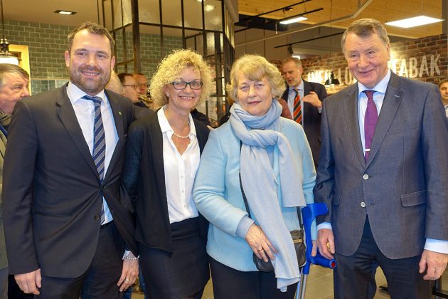 Lange haben sie dafür gekämpft, jetzt freuen sie sich über den großen Zuspruch in der Gemeinde: Ehepaar Jens senior (re) und junior in ihrem frisch eröffneten EDEKA-Markt